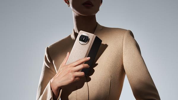 近乎直板机的握持感  解密华为Mate X3的四曲折叠机身(图5)