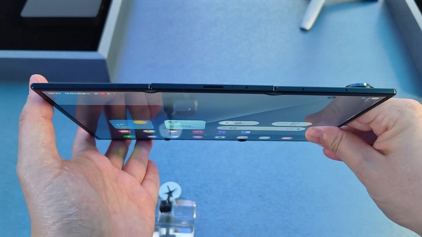 G形三折叠史上首款!三星Galaxy Z TriFold上手(图3) G形三折叠史上首款!三星Galaxy Z TriFold上手(图3)