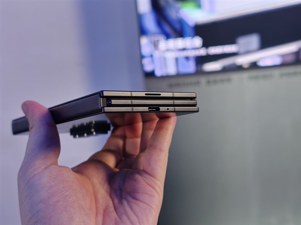 G形三折叠史上首款!三星Galaxy Z TriFold上手(图5) G形三折叠史上首款!三星Galaxy Z TriFold上手(图5)