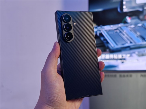 G形三折叠史上首款!三星Galaxy Z TriFold上手(图4) G形三折叠史上首款!三星Galaxy Z TriFold上手(图4)