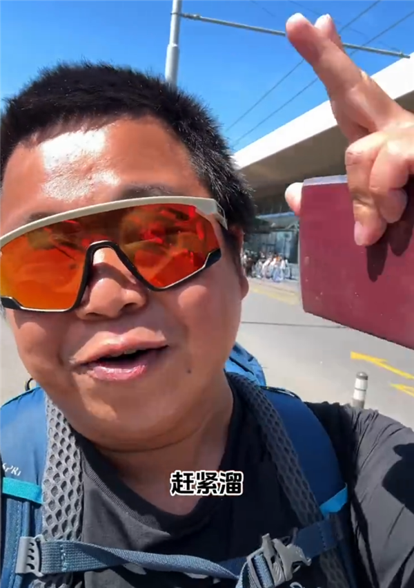 自称被绑架冲上热搜!蓝战非一分钟视频报价150万 年收入九位数(图1) 自称被绑架冲上热搜!蓝战非一分钟视频报价150万 年收入九位数(图1)