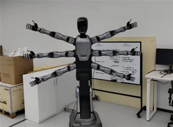 美的机器人“美罗U”首亮相:6臂协同作业 年底进厂“打工”(图1) 美的机器人“美罗U”首亮相:6臂协同作业 年底进厂“打工”(图1)