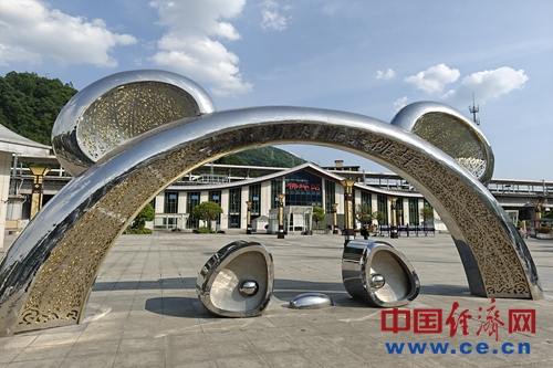 【发现最美铁路】打破交通瓶颈 西成高铁开启“熊猫第一县”经济发展引擎(图2) 【发现最美铁路】打破交通瓶颈 西成高铁开启“熊猫第一县”经济发展引擎(图2)