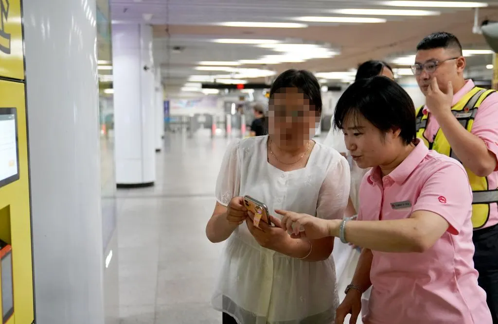 一柜难求，人气火爆，众多媒体到场报道！小铁智能寄存柜携手青海地铁打造出行轻体验(图3)